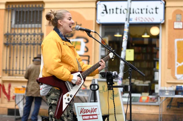 Kiddo Kat plays a street concert as part of her Street Gig Tour during the Corona Pandemic at Limmerstraße Hannover, 05 10 2020 Foto:xC.xNiehausx xFuturexImage