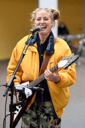 Kiddo Kat plays a street concert as part of her Street Gig Tour during the Corona Pandemic at Limmerstraße Hannover, 05 10 2020 Foto:xC.xNiehausx xFuturexImage