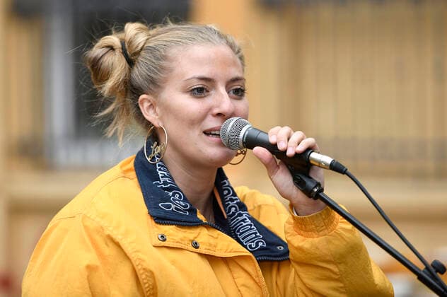 Kiddo Kat plays a street concert as part of her Street Gig Tour during the Corona Pandemic at Limmerstraße Hannover, 05 10 2020 Foto:xC.xNiehausx xFuturexImage