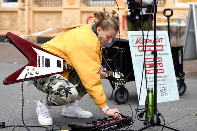 Kiddo Kat plays a street concert as part of her Street Gig Tour during the Corona Pandemic at Limmerstraße Hannover, 05 10 2020 Foto:xC.xNiehausx xFuturexImage