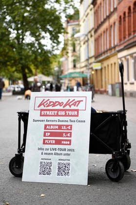Kiddo Kat plays a street concert as part of her Street Gig Tour during the Corona Pandemic at Limmerstraße Hannover, 05 10 2020 Foto:xC.xNiehausx xFuturexImage
