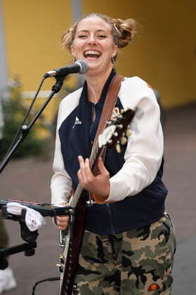 Kiddo Kat plays a street concert as part of her Street Gig Tour during the Corona Pandemic at Limmerstraße Hannover, 05 10 2020 Foto:xC.xNiehausx xFuturexImage