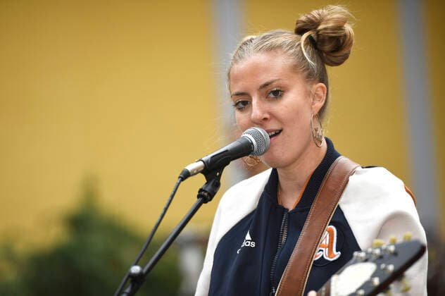 Kiddo Kat plays a street concert as part of her Street Gig Tour during the Corona Pandemic at Limmerstraße Hannover, 05 10 2020 Foto:xC.xNiehausx xFuturexImage