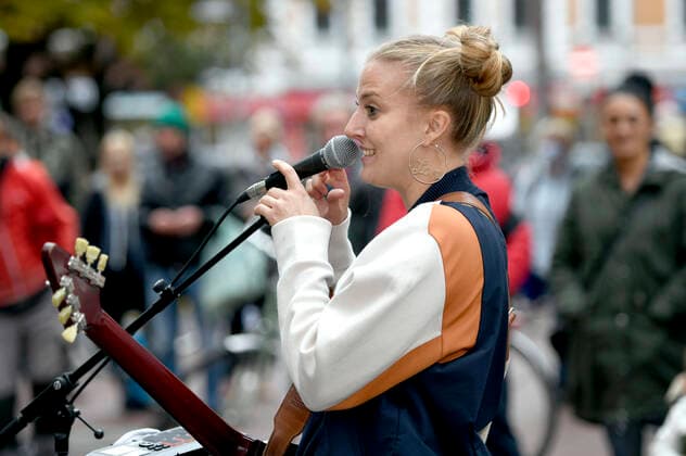 Kiddo Kat plays a street concert as part of her Street Gig Tour during the Corona Pandemic at Limmerstraße Hannover, 05 10 2020 Foto:xC.xNiehausx xFuturexImage