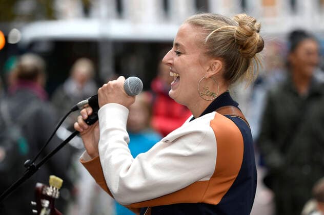 Kiddo Kat plays a street concert as part of her Street Gig Tour during the Corona Pandemic at Limmerstraße Hannover, 05 10 2020 Foto:xC.xNiehausx xFuturexImage