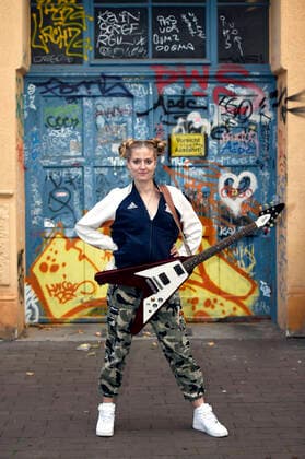 Kiddo Kat plays a street concert as part of her Street Gig Tour during the Corona Pandemic at Limmerstraße Hannover, 05 10 2020 Foto:xC.xNiehausx xFuturexImage