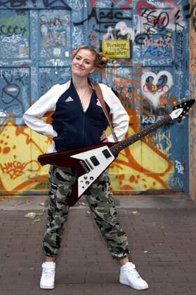 Kiddo Kat plays a street concert as part of her Street Gig Tour during the Corona Pandemic at Limmerstraße Hannover, 05 10 2020 Foto:xC.xNiehausx xFuturexImage
