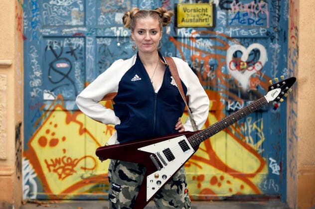 Kiddo Kat plays a street concert as part of her Street Gig Tour during the Corona Pandemic at Limmerstraße Hannover, 05 10 2020 Foto:xC.xNiehausx xFuturexImage