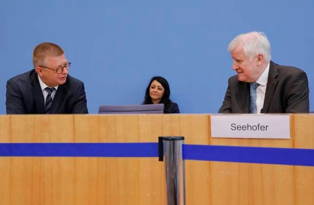 Thomas Haldenwang, Präsident des Bundesamtes für Verfassungsschutz (BfV), Felor Badenberg, Bundesminister des Innern, für Bau und Heimat Horst Seehofer, Deutschland, Berlin, Bundespressekonferenz, Thema: Vorstellung Lagebericht Rechtsextremismus *** Thomas Haldenwang, President of the Federal Office for the Protection of the Constitution BfV, Federal Minister of the Interior, for Building and Homeland Horst Seehofer, Germany, Berlin, Federal Press Conference, Topic