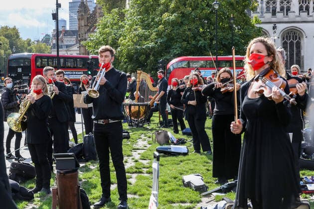 Freelance professional musicians wearing face protective masks and keeping social distance are gathered to perform a two-minute silence for the Let Music Live campaign, raising awareness of the need for targeted support for freelance musicians during the coronavirus pandemic and calling on the Government to recognise that freelance musician is an economic asset. The performance was concluded in Parliament Gardens, outside the Houses of Commons in London, on Tuesday, Oct 6, 2020. Musicians in Britain are using their voices and instruments to protest against the government instructions to retrain and lack of support to the industry. , Let Music Live Protest London Parliament Gardens England United Kingdom  , Copyright: xVudixXhymshitix