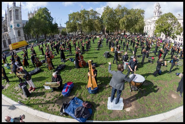. 06 10 2020. London, United Kingdom. Let Music Live Event. Leading freelance musicians unite in Parliament Square to call for targeted support for colleagues in the arts and entertainment sector. 400 freelance professional musicians from all parts of the industry, joined in support by leading musical figures including David Hill, Raphael Wallfisch, Emma Johnson and Tasmin Little, Bill Barkley perform in Parliament Square, highlighting the need for targeted support for freelance musicians and all those who work in the arts and entertainment sector.  xMartynxWheatleyx xi-Imagesx IIM-21677-0001