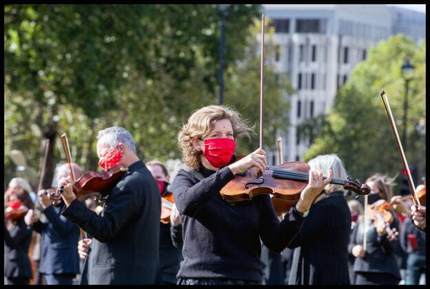 . 06 10 2020. London, United Kingdom. Let Music Live Event. Leading freelance musicians unite in Parliament Square to call for targeted support for colleagues in the arts and entertainment sector. 400 freelance professional musicians from all parts of the industry, joined in support by leading musical figures including David Hill, Raphael Wallfisch, Emma Johnson and Tasmin Little, Bill Barkley perform in Parliament Square, highlighting the need for targeted support for freelance musicians and all those who work in the arts and entertainment sector.  xMartynxWheatleyx xi-Imagesx IIM-21677-0008