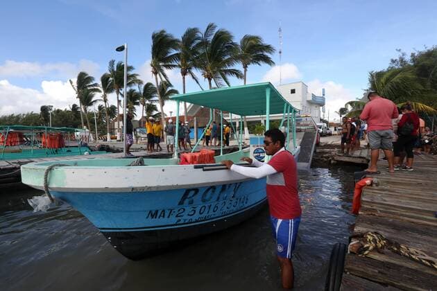 Fishermen and recreational center service providers work to remove boats that could collapse with the arrival of Hurricane Delta, in Cancun, Quintana Roo state, Mexico, 06 October 2020. The Mexican authorities decreed this Tuesday a red alert, equivalent to maximum danger, in the northern Caribbean state of Quintana Roo, where the city of Cancun is located, and evacuated tourists due to the arrival of Hurricane Delta scheduled for early Wednesday morning. Mexico declares red alert in Cancun due to imminent arrival of Hurricane Delta !ACHTUNG: NUR REDAKTIONELLE NUTZUNG!  Copyright: xAlonsoxCupulx MEX8577 20201006-637376041381524721