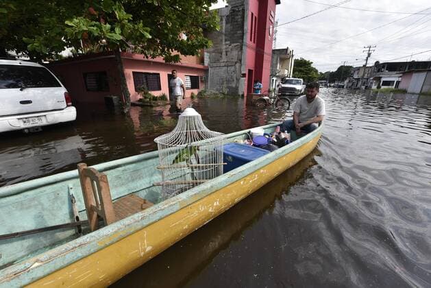 Inhabitants mobilize in boats in the middle of a street flooded by the passage of Storm Gamma and awaiting the passage of Hurricane Delta, in Villahermosa, Tabasco state, Mexico, 06 October 2020. The Mexican authorities decreed this Tuesday a red alert, equivalent to maximum danger, in the northern Caribbean state of Quintana Roo, where the city of Cancun is located, and evacuated tourists due to the arrival of Hurricane Delta scheduled for early Wednesday morning. Mexico on alert for the imminent arrival of Hurricane Delta !ACHTUNG: NUR REDAKTIONELLE NUTZUNG!  Copyright: xJaimexAvalosx MEX8583 20201006-637376053805452185