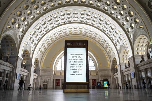 News Bilder des Tages A sign detailing guidelines about the coronavirus pandemic is displayed Union Station in Washington, D.C., U.S., on Tuesday, Oct. 6, 2020.  WAP20201006261 SARAHxSILBIGER