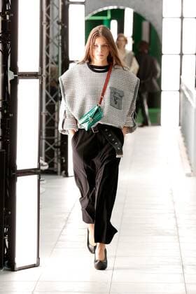 (201007) -- PARIS, Oct. 7, 2020 -- A model presents a creation by Louis Vuitton during the Paris Fashion Week s Women Spring Summer 2021 ready-to-wear fashion show in Paris, France, on Oct. 6, 2020. (Photo by Xinhua) FRANCE-PARIS-FASHION WEEK-LOUIS VUITTON PieroxBiasion 