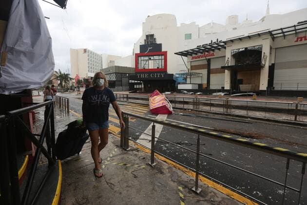 A tourist walks among the debris caused by the passage of Hurricane Delta, in the resort of Cancun, in the state of Quintana Roo, Mexico, 07 October 2020. The Mexican government evicted 39,290 people and deployed more than 10,000 civilian and military authorities in the Yucatán peninsula, in the southeast of the country, due to Hurricane Delta, which made landfall this Wednesday as category 2. EFE Alonso Cupul Mexico evicts 39,290 people and deploys more than 10,000 agents for Delta !ACHTUNG: NUR REDAKTIONELLE NUTZUNG! Copyright: xAlonsoxCupulx MEX8635 20201007-637376946979563216