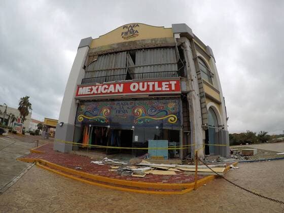 View of a store affected by the passage of Hurricane Delta, in the resort of Cancun, in the state of Quintana Roo, Mexico, 07 October 2020. The Mexican government evicted 39,290 people and deployed more than 10,000 civilian and military authorities in the Yucatán peninsula, in the southeast of the country, due to Hurricane Delta, which made landfall this Wednesday as category 2. EFE Alonso Cupul Mexico evicts 39,290 people and deploys more than 10,000 agents for Delta !ACHTUNG: NUR REDAKTIONELLE NUTZUNG! Copyright: xAlonsoxCupulx MEX8630 20201007-637376947632123432