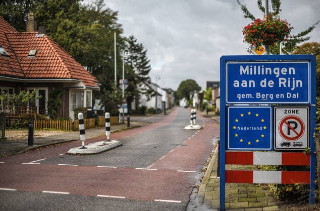 The Dutch-German border between Bimmen D and Millingen NL in the Kleve district As announced by the State Chancellery in Düsseldorf, the rules for local border traffic have now been relaxed A crisis management team is responsible for crisis management The Dutch-German border crossing at Millingen aan de Rijn Millingen am Rhein , Millingen North Rhine-W