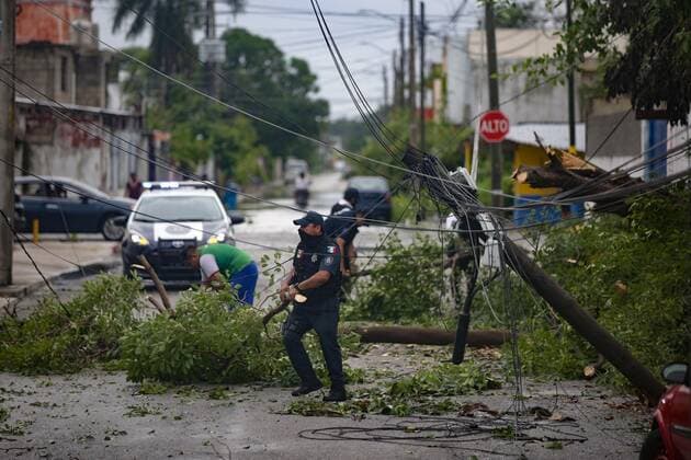 Members of the police observe the damages after the passage of Hurricane Delta in Cozumel, Quintana Roo state, Mexico, 07 October 2020. The passage of hurricane Delta, in category 2, through the southeastern state of Quintana Roo has left no fatalities or injuries, according to the preliminary balance released this Wednesday by the governor of the region, Carlos Joaquin Gonzalez. EFE Heyder Castillo Mexican state of Quintana Roo without victims or injuries from hurricane Delta !ACHTUNG: NUR REDAKTIONELLE NUTZUNG!  Copyright: xHeyderxCastillox MEX8656 20201008-637377128883014412