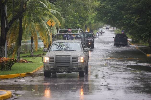 Members of the army observe the damages after the passage of Hurricane Delta in Cozumel, Quintana Roo state, Mexico, 07 October 2020. The passage of hurricane Delta, in category 2, through the southeastern state of Quintana Roo has left no fatalities or injuries, according to the preliminary balance released this Wednesday by the governor of the region, Carlos Joaquin Gonzalez. EFE Heyder Castillo Mexican state of Quintana Roo without victims or injuries from hurricane Delta !ACHTUNG: NUR REDAKTIONELLE NUTZUNG!  Copyright: xHeyderxCastillox MEX8658 20201008-637377129502613138