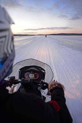 IMAGO Creative: Alternativer Wintersport Snowmobile sunset tour with Arctic Lifestyle, Rovaniemi, Lapland, Finland. Rovaniemi Lapland Finland Copyright: xNanoxCalvox NN-LAPADV4-337