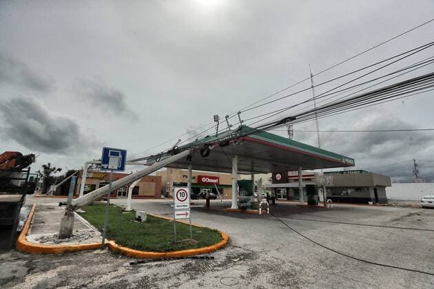 News Bilder des Tages (201008) -- QUINTANA ROO, Oct. 8, 2020 -- A fallen telegraph pole is seen near a gas station after Hurricane Delta hit Cancun, Quintana Roo state, Mexico, Oct. 7, 2020. Hurricane Delta weakened from a category 4 to a category 2 cyclone as it made landfall early Wednesday in the Mexican Caribbean state of Quintana Roo, but heavy rains and strong winds still caused some infrastructure damage, the National Meteorological Service (SMN) said. (Photo by Xinhua) MEXICO-QUINTANA ROO-HURRICANE DELTA MauricioxCollado 
