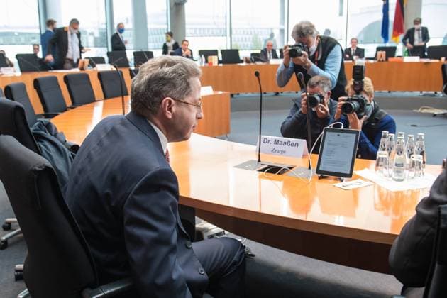 News Bilder des Tages Politik Amri-Untersuchungsausschuss des Bundestag Der ehemalige Praesident des Bundesamt fuer Verfassungsschutz, Dr. Hans-Georg Maassen, wurde am Donnerstag den 8. Oktober 2020 in der 103. Sitzung des Amri- Untersuchungsausschuss des Deutschen Bundestag als Zeuge vernommen. Er sollte den Abgeordneten Fragen ueber die Verstrickung des Verfassungsschutz in den Fall Anis Amri erklaeren. Der Untersuchungsausschuss ist zur Aufklaerung des Terroranschlag durch den islamistischen Terroristen Anis Amri auf den Weihnachtsmarkt am Berliner Breitscheidplatz im Dezember 2016 eingesetzt. Im Bild: Hans-Georg Maassen vor der Vernehmung. 8.10.2020, Berlin *** Politics Amri Bundestag committee of inquiry The former president of the Federal Office for t