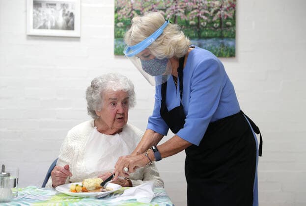Bilder des Jahres 2020, Entertainment 10 Oktober Entertainment Themen der Woche KW41 Entertainment Bilder des Tages . 08 10 2020. Rickmansworth, United Kingdom. Camilla, The Duchess of Cornwall, President, Royal Voluntary Service, helps serve lunch during a visit at the Mill End lunch club in Rickmansworth, United Kingdom.  xi-Imagesx xPoolx IIM-21683-0038