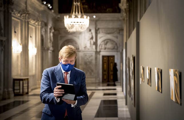 08-10-2020 Amsterdam King Willem-Alexander during the Royal award for modern painting 2020, Koninklijke Prijs voor Vrije Schilderkunst, at the Royal Palace in Amsterdam. The award is 9.000 euro  Copyright: xPPE NIEBOERx