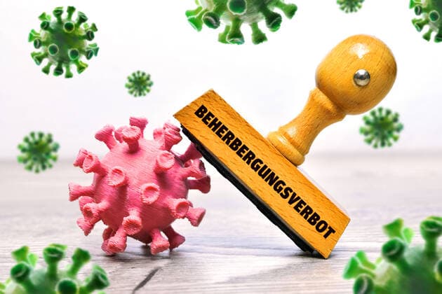 PHOTOMONTAGUE, corona viruses and stamps indicating a ban on accommodation ** NUR FUER REDAKTIONELLE ZWECKE ** EDITORIAL USE ONLY **