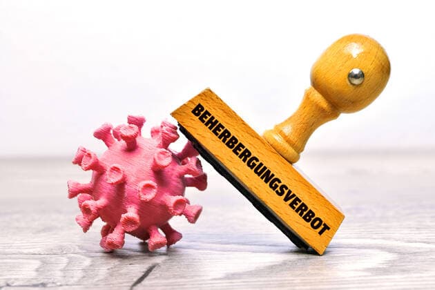 PHOTOMONTAGUE, coronavirus and stamp indicating prohibition of accommodation ** NUR FUER REDAKTIONELLE ZWECKE ** EDITORIAL USE ONLY **