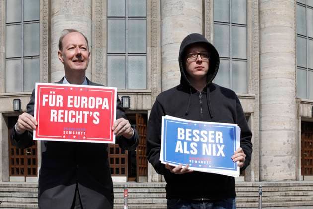 Die PARTEI Die PARTEI startet den EU-Wahlkampf mit dem Vorsitzenden Martin Sonneborn, links, und dem Comedian Nico Semsrott, am 23.04.2019 Berlin Berlin Deutschland *** The PARTY The PARTY starts the EU election campaign with the chairman Martin Sonneborn, left, and the comedian Nico Semsrott, on 23 04 2019 Berlin Berlin Germany