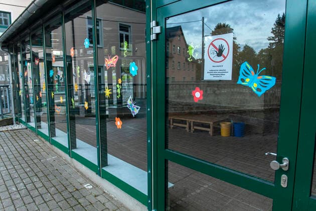 201008 Schule. Im Erzgebirge wird nun die erste Mittelschule auf Grund von zu vielen Coronainfektionen geschlossen. Wie aus internen Chatmitteilungen ersichtlich wurde, sollen in der Mittelschule Sehmatal 12 Lehrer infiziert sein. Außerdem mehrere Schüler aus unterschiedlichen Klassen. Die Rede von den Müttern der Kinder ist von 4 Klassen, die unter Quarantäne gestellt wurden. Ein Schüler vor Ort zeigte dem Kameramann den internen Bereich der Schule auf seinem Handy. Hier steht im Stundenplan: Einen Vertretungsplan gibt es für den Freitag nicht. Der gesamte Freitag ist für alle Klassen unterrichtsfrei. Coronabedingt können durch umfangreiche Quarantänemaßnahmen auch in der Lehrerschaft der Unterricht und die Aufsichtspflicht ni