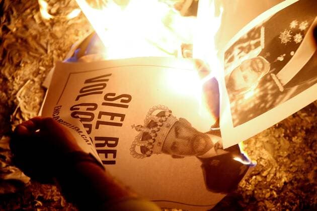 People burn pictures depicting Spanish King Felipe VI during a protest on occasion of his visit to Barcelona, Catalonia, north eastern Spain, 08 October 2020. Spanish King Felipe VI is scheduled to visit Barcelona to attend the closing ceremony of Barcelona New Economy Week event on 09 October. Protest against the Monarchy in Spain !ACHTUNG: NUR REDAKTIONELLE NUTZUNG!  Copyright: xQuiquexGarciax GRAF7309 20201008-637377864403042936