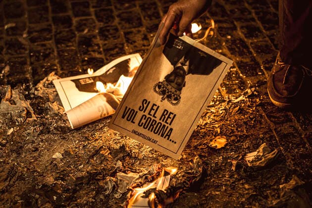 October 8, 2020, Barcelona, Catalonia, Spain: Catalan separatists burn photos of Felipe IV as they protest the upcoming visit of the Spanish King of the city to attend an award ceremony at the Barcelona New Economy Week Barcelona Spain - ZUMAo105 20201008_zap_o105_026 Copyright: xMatthiasxOesterlex