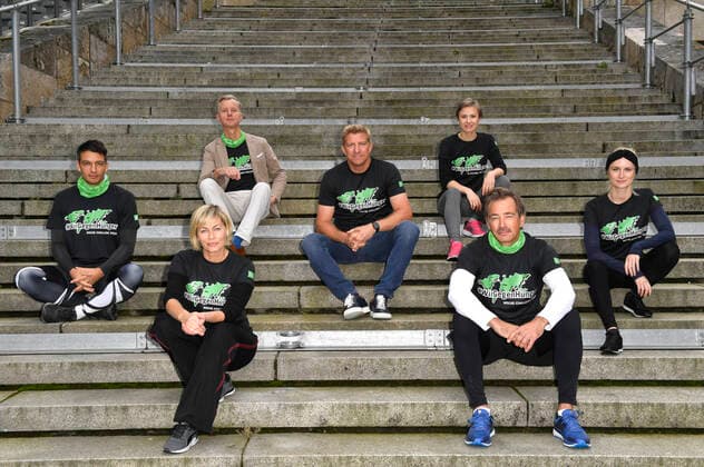 Bilder des Jahres 2020, Entertainment 10 Oktober Entertainment Themen der Woche KW41 Entertainment Bilder des Tages Max Hemmersdorfer, Gesine Cukrowski, Max Raabe, Marko Rehmer, Alina Levshin, Jan Sosniok und Pia M. Barucki beim Fototermin zur sportlichen WocheChallenge im Olympiastadion Berlin. Unter dem Motto Wir können was bewegen! ruft die Welthungerhilfe zu dieser Challenge auf und bittet um Spenden für eine Welt ohne Hunger. Berlin, 09.10.2020 *** Max Hemmersdorfer, Gesine Cukrowski, Max Raabe, Marko Rehmer, Alina Levshin, Jan Sosniok and Pia M Barucki at the photo shoot for the sportiche WocheChallenge at the Olympic Station Berlin Under the motto We can make a difference Welthungerhilfe is calling for this challenge and asking for donations for a world without hunger Berlin, 09 10 2020 Foto:xF.xKernx xFuturexImage