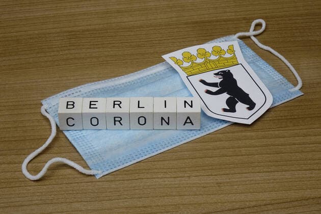 Berlin coat of arms and letter cube Berlin coat of arms and letter cube, 09 10 2020, Borkwalde, Brandenburg, On a face mask there is a Berlin coat of arms and the words Berlin and Corona