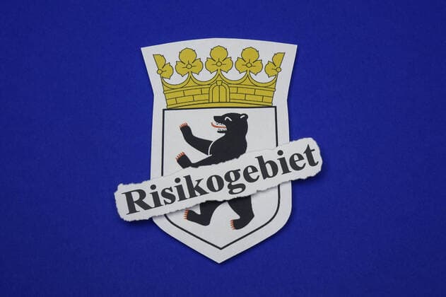 Berlin Coat of Arms and Risk Area Berlin Coat of Arms and Risk Area, 09 10 2020, Borkwalde, Brandenburg, On a Berlin coat of arms there is the inscription Risikogebiet