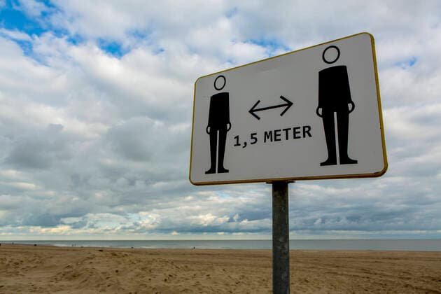 Also on the beach of De Banjaard Kamperland Noord Beveland Netherlands holidaymakers must comply with the distance rules during the coming autumn holidays Still 9 10 2010 Zeeland is not considered an RKI risk area Corona distance rules in the Netherlands