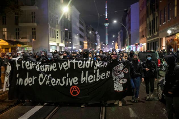 Germany, Berlin, Mitte and Prenzlauer Berg, demonstration against the eviction of Liebigstrasse 34, Schwarzer Block, 09 10 2020