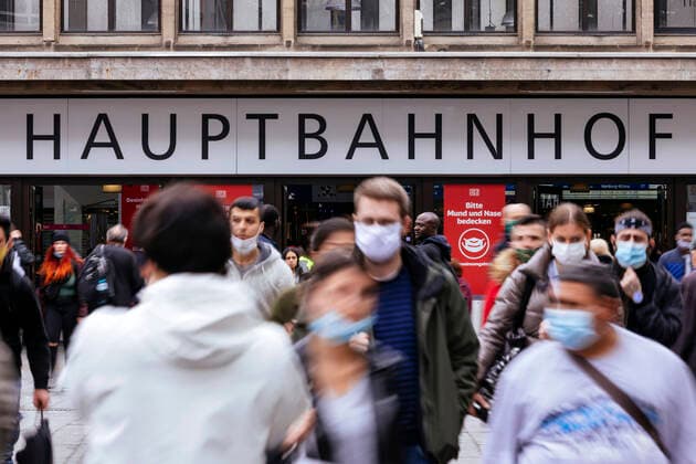 At Düsseldorf central station, Deutsche Bahn signs are asking passengers to cover their mouths and noses. Even in pedestrian zones and public places, a higher R value means that masks are compulsory Theme picture, symbol picture Düsseldorf, 09 10 2020 Foto:xC.xHardtx xFuturexImage