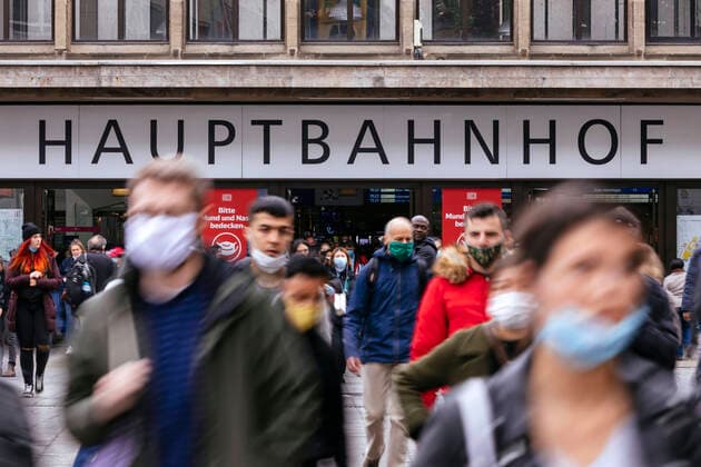 At Düsseldorf central station, Deutsche Bahn signs are asking passengers to cover their mouths and noses. Even in pedestrian zones and public places, a higher R value means that masks are compulsory Theme picture, symbol picture Düsseldorf, 09 10 2020 Foto:xC.xHardtx xFuturexImage