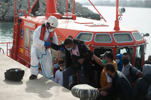 Bilder des Jahres 2020, News 10 Oktober News Themen der Woche KW41 News Bilder des Tages October 10, 2020, Malaga, Spain: A rescue worker helping a migrant to disembark after his arrival at Malaga Port..An intensive border patrol by Moroccan™s authorities has caused a drastic drop in the number of migrants that try to reach the Spanish coasts across Alboran Sea route, the arrival of migrants toward Canary Islands coasts (one of the most dangerous migration routes) has increased during the last months. Malaga Spain - ZUMAs197 20201010_zaa_s197_078 Copyright: xJesusxMeridax