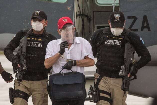 The former guerrilla commander of the Rebel Armed Forces (FAR) of Guatemala, Julio Cesar Macias, descends from a plane guarded by Guatemalan authorities after being captured by Interpol, in Guatemala City, Guatemala, 10 October 2020. The Guatemalan security forces received this Saturday from Mexico s Interpol the former guerrilla Julio Cesar Macias Lopez, alias Cesar Montes, arrested in the state of Guerrero on murder charges in 2019, among other charges. Mexico delivers ex-guerrilla accused of murder to Guatemala in 2019 !ACHTUNG: NUR REDAKTIONELLE NUTZUNG!  Copyright: xEstebanxBibax AME480 20201011-637379819142733369