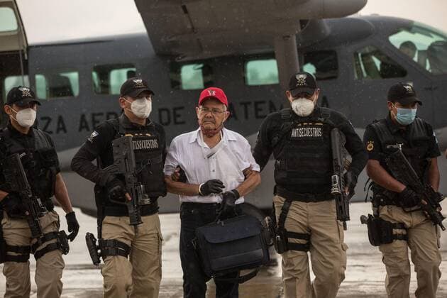 The former guerrilla commander of the Rebel Armed Forces (FAR) of Guatemala, Julio Cesar Macias, descends from a plane guarded by Guatemalan authorities after being captured by Interpol, in Guatemala City, Guatemala, 10 October 2020. The Guatemalan security forces received this Saturday from Mexico s Interpol the former guerrilla Julio Cesar Macias Lopez, alias Cesar Montes, arrested in the state of Guerrero on murder charges in 2019, among other charges. Mexico delivers ex-guerrilla accused of murder to Guatemala in 2019 !ACHTUNG: NUR REDAKTIONELLE NUTZUNG!  Copyright: xEstebanxBibax AME478 20201011-637379819158514832