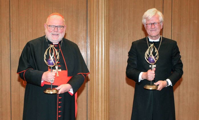 Der Ratsvorsitzender der Evangelischen Kirche in Deutschland (EKD), Heinrich Bedford-Strohm (re.), und der Muenchner Erzbischof Kardinal Reinhard Marx (li.) haben den Augsburger Friedenspreis erhalten. Beim Festakt am Samstagabend (10.10.2020) im Goldenen Saal des Rathauses in Augsburg sagte als Laudator der fruehere Bundespraesident Joachim Gauck, dass die beiden Kirchenmaenner Vorbilder oekumenischer Verstaendigung seien. Bedford-Strohm und Marx seien durch die christlichen Werte von Solidaritaet, Gerechtigkeit und Hoffnung ueber konfessionelle Unterschiede hinweg miteinander verbunden. Der mit 12.500 Euro dotierte Friedenspreis wird seit 1985 von der Stadt Augsburg und der bayerischen Landeskirche alle drei Jahre fuer Verdienste um ein Copyright: epd-bild AnnettexZoepf EDITORIAL USE ONLY