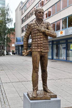 Denkmal 10.10.2020 Zum 30. Jahrestag der Deutschen Einheit ist in Dessau in Sachsen-Anhalt ein Denkmal für den früheren sowjetischen Präsidenten Gorbatschow eingeweiht worden. Das von dem Bildhauer Bernd Göbel geschaffene Kunstwerk solle an seine herausragende Rolle bei der Wiedervereinigung Deutschlands erinnern, sagte Ministerpräsident Haseloff in Dessau. Gorbatschows Wirken für Perestroika und Glasnost habe erst die Voraussetzungen für die Deutsche Einheit geschaffen. Das Denkmal wurde aus Spendenmitteln finanziert; Initiator war der frühere Dessauer Oberbürgermeister Otto. Nach Angaben der Stadt handelt es sich um das erste Denkmal dieser Art für Gorbatschow in Deutschland. Viele Bürger und Gäste fragen sich soll das wirklich Michail Go
