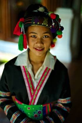 IMAGO Cultures of the world, Akha Volk in Laos August 7, 2013, Luang Prabang, Laos: Teen girl wearing a Hmong Lai Traditional Dress. Girl: Zao Yang Luang Prabang Laos - ZUMAc94_ 20130807_zap_c94_071 Copyright: xKikexCalvox