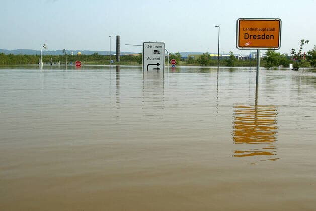 Dresden, Saxony, flood, city limits sign, taken on 17 August 2002